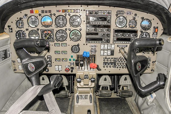 piper-seminole-cockpit.jpg